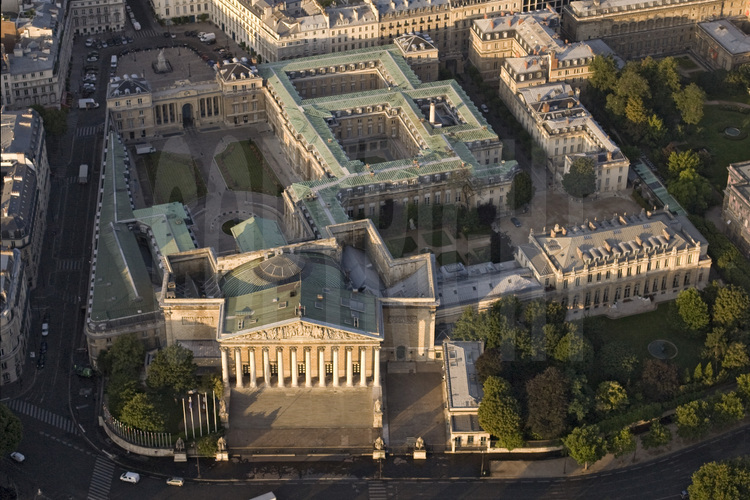 Assemblée Nationale et Ministère des Affaires Étrangères. En arrière plan, la place du palais Bourbon. Altitude 300 mètres.