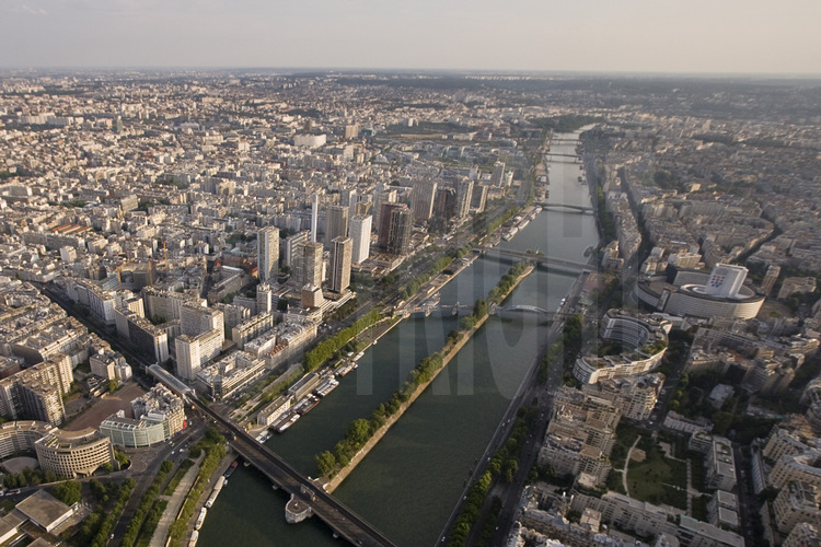 Vue de la Seine entre les XVème (à g.) et XVIème (à d.) arrondissements avec, au premier plan, la ligne de métro n° 6 et le pont de Bir Hakeim. Au second plan, les tours du Front de Seine, le pont du RER D et la Maison de la Radio. En arrière plan, les ponts de Grenelle, Mirabeau, du Garigliano et du boulevard Périphérique. Altitude 300 mètres.