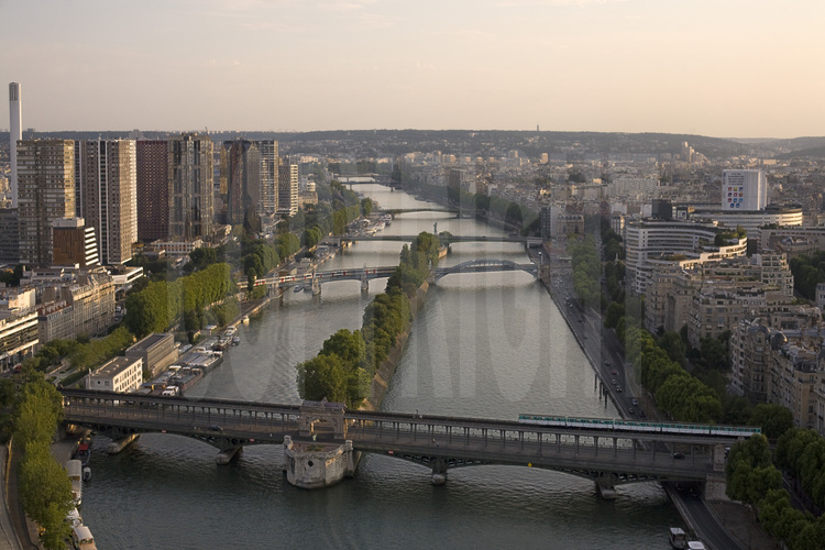 Vue de la Seine entre les XVème (à g.) et XVIème (à d.) arrondissements avec, au premier plan, la ligne de métro n° 6 et le pont de Bir Hakeim. Au second plan, les tours du Front de Seine, le pont du RER D et la Maison de la Radio. En arrière plan, les ponts de Grenelle, Mirabeau, du Garigliano et du boulevard Périphérique. Altitude 80 mètres.