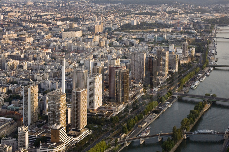 Vue du Front de Seine avec, en arrière plan, le XVème arrondissement. Altitude 300 mètres.