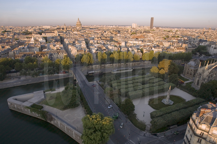 A l'extrémité Sud Est de l'Ile de la Cité, le square Jean XIII avec, en arrière plan, de g. à d., le quai de la Tournelle, la rue des Bernardins, le Panthéon et la Tour Montparnasse. Altitude 50 mètres.