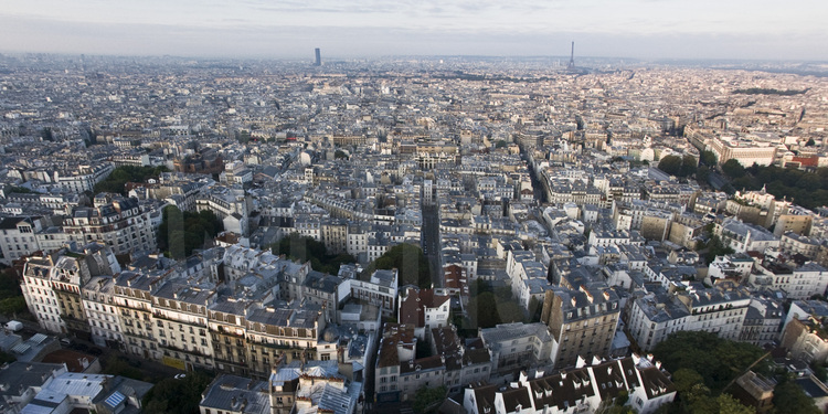 Vue de Paris depuis la place Marcel Aymé, dans le  XVIIIème arrondissement. Au second plan, le IXème arrondissement. En arrière plan, la Tour Montparnasse et la Tour Eiffel. Altitude 160 mètres.