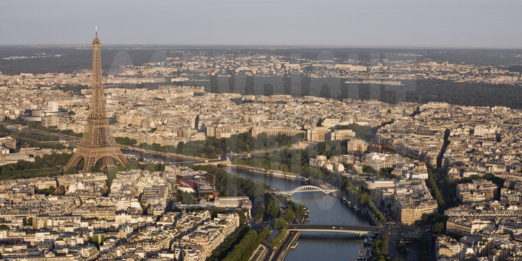Vue générale de Paris depuis la place de la Concorde avec, de g. à d., le la Tour Eiffel, le musée des Arts Premiers du quai Branly, le Trocadéro et le pont de l'Alma. En arrière plan, le Bois de Boulogne. Altitude 280 mètres.