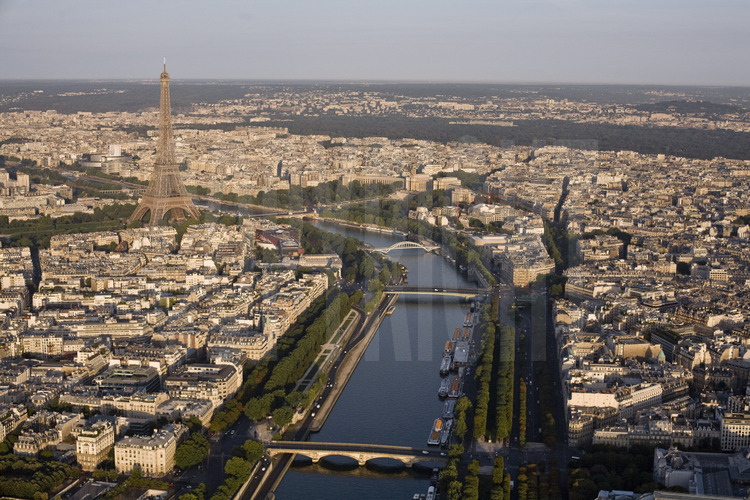 Vue générale de Paris depuis la place de la Concorde avec, de g. à d., la Tour Eiffel, le Trocadéro et le pont de l'Alma. En arrière plan, le Bois de Boulogne. Au premier plan, le pont des Invalides. Altitude 280 mètres.