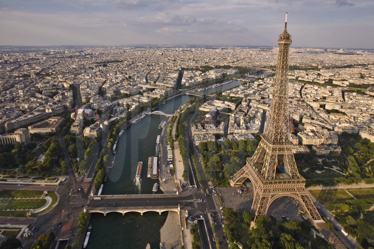 Vue générale de Paris depuis le port de Suffren avec, de g. à d., les jardins du Trocadéro, le pont d'Iéna, et la Tour Eiffel. Altitude 270 mètres.