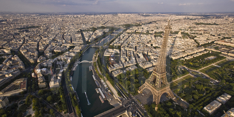 Vue générale de Paris depuis le port de Suffren avec, de g. à d., la place d'Iéna, la passerelle Debilly, la Tour Eiffel et le Champ de Mars. Altitude 330 mètres.