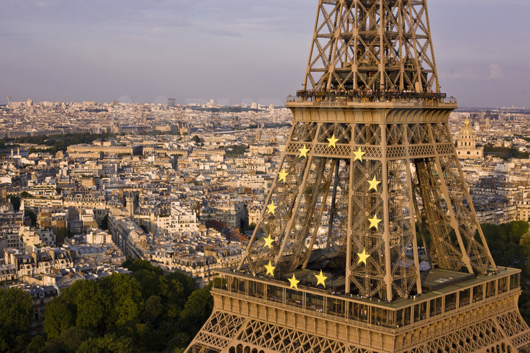 Premier et deuxième étage de la Tour Eiffel. En arrière plan, de g. à d., le pont Alexandre III, l'esplanade et le Dôme des Invalides. Altitude 150 mètres.