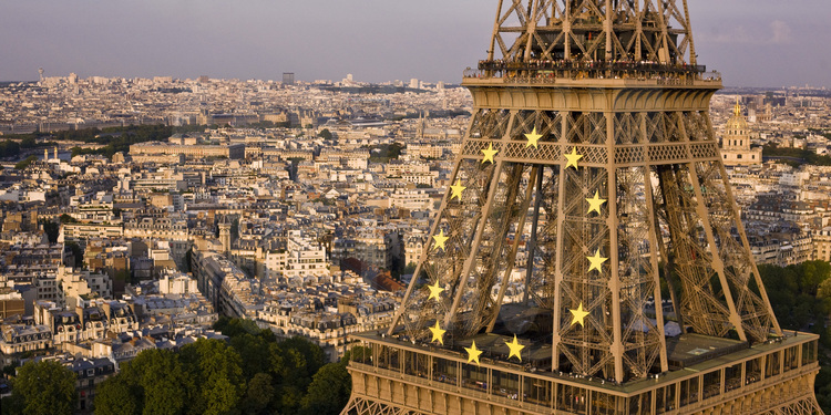 Le premier et le deuxième étage de la Tour Eiffel. En arrière plan, de g. à d., le pont Alexandre III, l'esplanade et le Dôme des Invalides. Altitude 150 mètres.