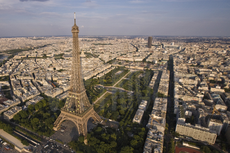 Vue générale de Paris depuis le port de Suffren avec, de g. à d., la Tour Eiffel, le Champ de Mars, l'Ecole Militaire, la Tour Montparnasse et l'hôtel Hilton. Altitude 260 mètres.