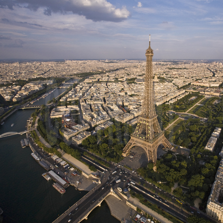 Vue générale de Paris depuis le port de Suffren avec, de g. à d., la passerelle Debilly, le musée des Arts Premiers du quai Branly, la Tour Eiffel et le Champ de Mars. Au premier plan, le pont d'Iéna. Altitude 260 mètres.