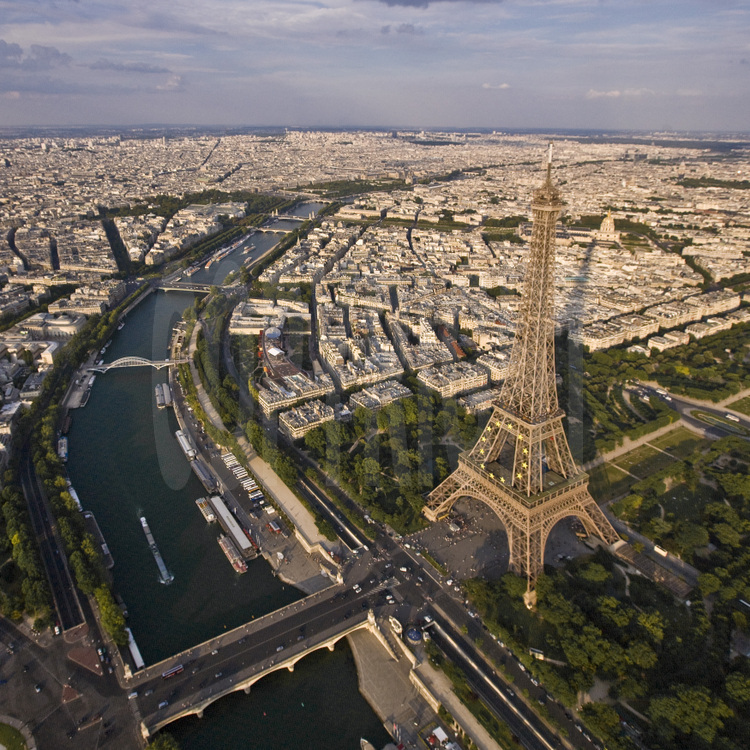 Vue générale de Paris depuis le port de Suffren avec, de g. à d., la passerelle Debilly, le musée des Arts Premiers du quai Branly, la Tour Eiffel et le Champ de Mars. Au premier plan, le pont d'Iéna. Altitude 330 mètres.