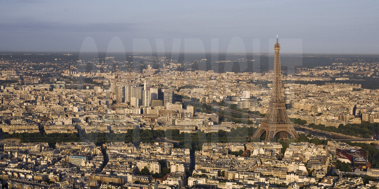 Vue générale de Paris depuis la place de la Concorde avec, de g. à d., le Champ de Mars, le Front de Seine, la Tour Eiffel, le musée des Arts Premiers du quai Branly et le pont de l'Alma. En arrière plan, les forêts de Meudon et de Fausses Reposes. Altitude 270 mètres.