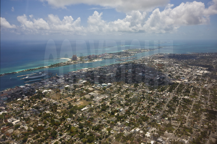 New Providence : Vue aérienne de Nassau, capitale des Bahamas. En arrière plan , Paradise Island et le complexe hôtelier Atlantis, reliés à l'île principale par deux ponts.