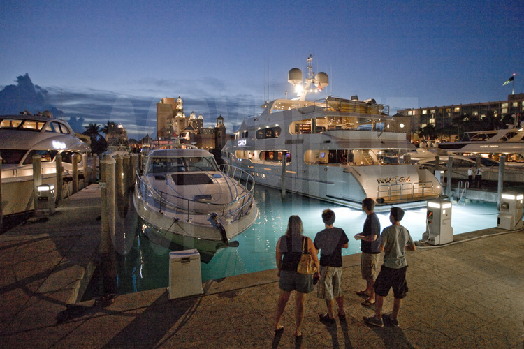 New Providence, Paradise Island : Au crépuscule, la nouvelle marina du complexe hôtelier Atlantis.