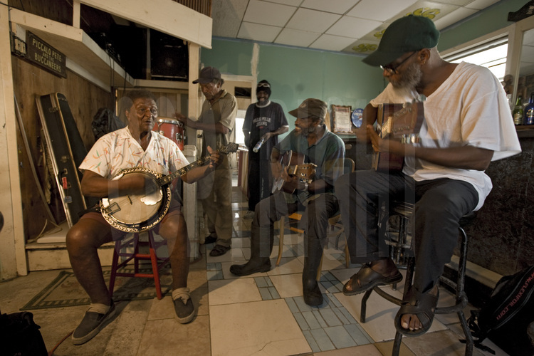Bimini Island : Dans l'un des bars de la ville se produit le groupe 