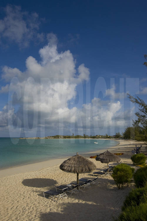 Cat Island : Près du village de New Bight, vue de la plage depuis la réception de l'hôtel Fernandez Bay.