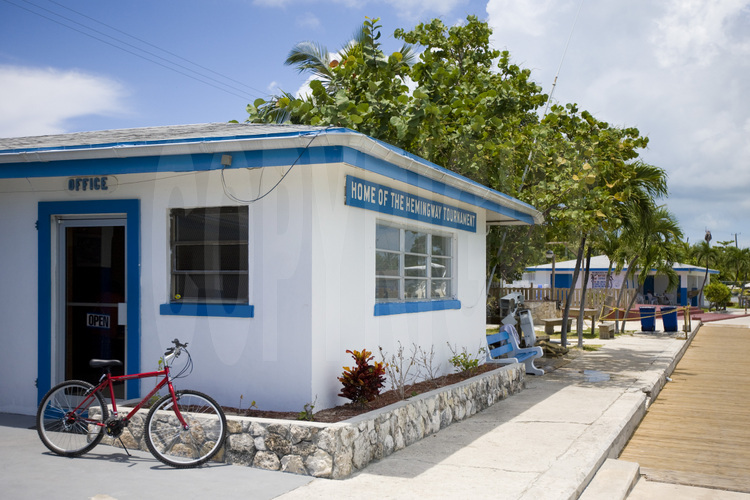 Bimini Island : Arrivée au petit port d'Alice Town, où Ernest Hemingway y avait ses quartiers dans les années trente. Bimini est le plus fameux spot de pêche au gros aux Bahamas.