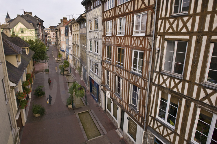 Rouen, centre ville : rue Eau de Robec. Partiellement enterrée, le ruisseau alimentait filatures et tanneries à l'époque médiévale. Altitude 15 m.