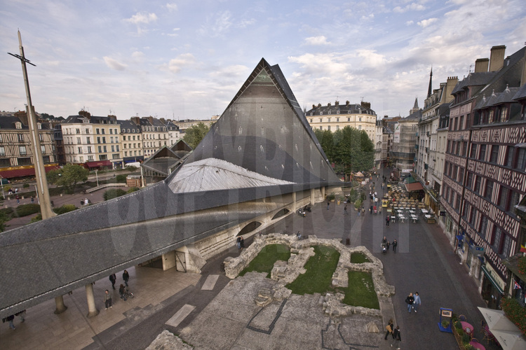 Rouen, centre ville : place du Vieux Marché et église Jeanne d'Arc. Au premier plan, les vestiges de l'emplacement où les juges condamnèrent Jeanne d'Arc au bûcher. Altitude 15 m.