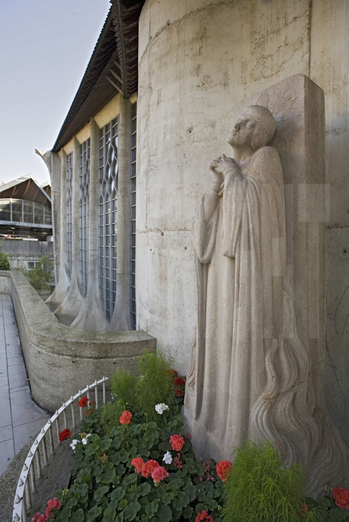 Rouen, centre ville : place du Vieux Marché et église Jeanne d'Arc. Statue de Jeanne d'Arc sur la façade nord.