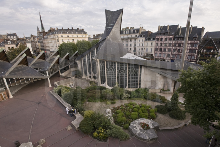 Rouen, centre ville : place du Vieux Marché et église Jeanne d'Arc. Au premier plan, les vestiges de l'emplacement où Jeanne d'Arc fut brulée vive. Altitude 12 m.