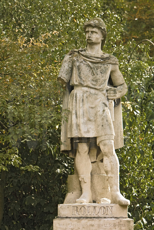 Rouen, centre ville : Statue de Rollon, le fondateur de la ville, dans le parc de l'église Saint Ouen.