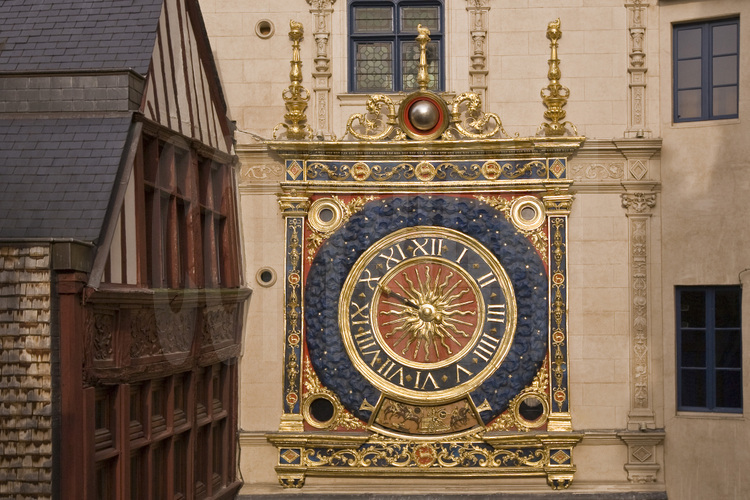 Rouen, centre ville : le Gros Horloge. Altitude 10 m.