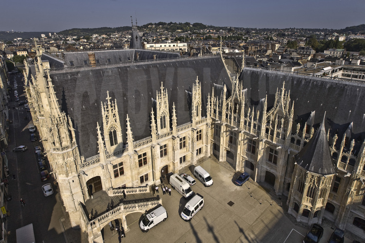 Rouen, centre ville : palais de Justice. Altitude 25 m.