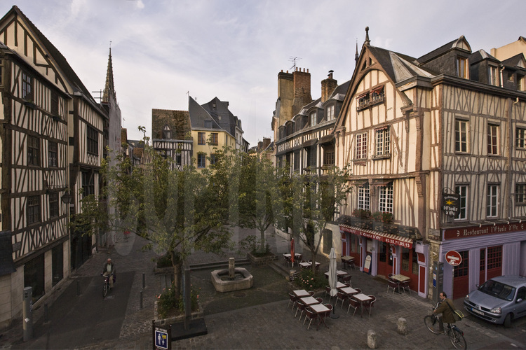 Rouen, centre ville : place du Lieutenant Aubert. Altitude 10 m.