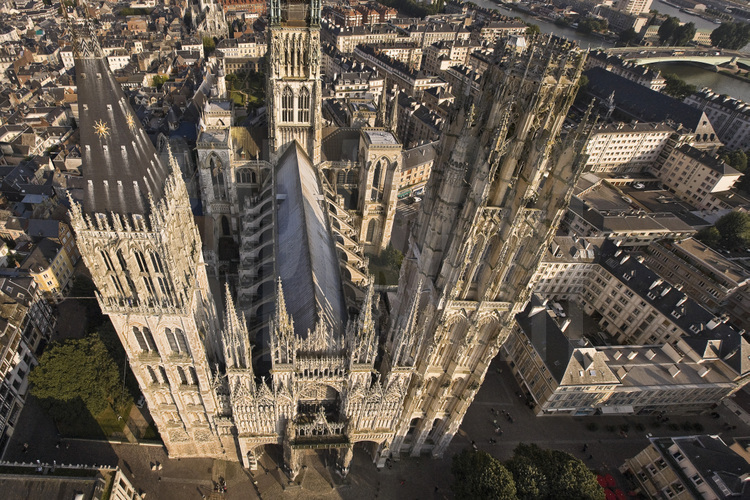 Rouen, parvis de la cathédrale Notre Dame. Altitude 70 m.