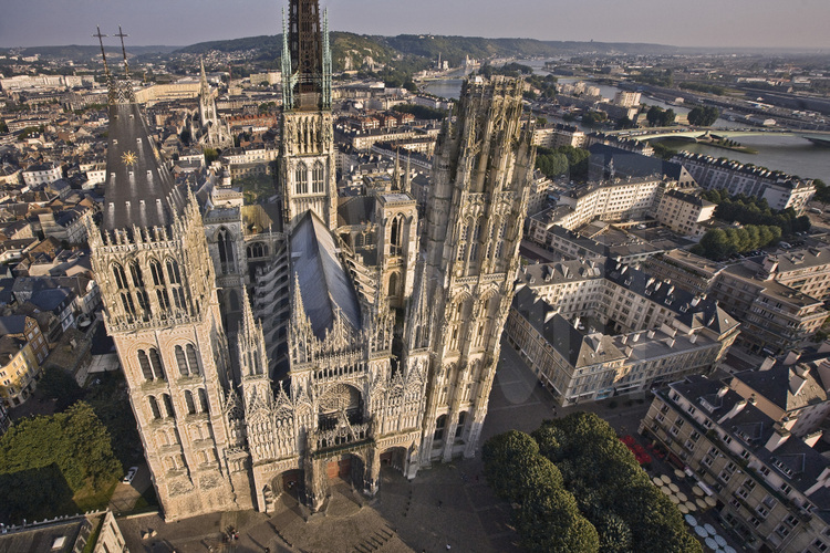 Rouen, façade ouest et parvis de la cathédrale Notre Dame et la Seine. Altitude 80 m.