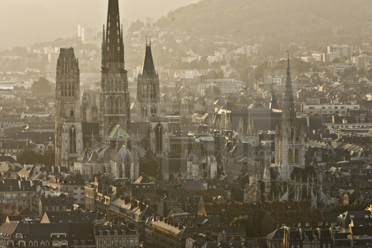 Rouen, la cathédrale Notre Dame (à g.) et l'église St Maclou (à d.). Altitude 70 m.