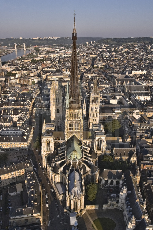 Rouen, la cathédrale Notre Dame. Au premier plan, l'archevêché. En arrière plan, le pont Flaubert. Altitude 125 m.