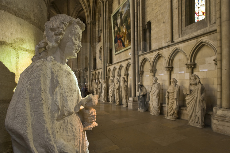 Rouen, intérieur de la cathédrale Notre Dame : statues originelles du parvis, démontées et restaurées après le bombardement de l'édifice, en 1944.