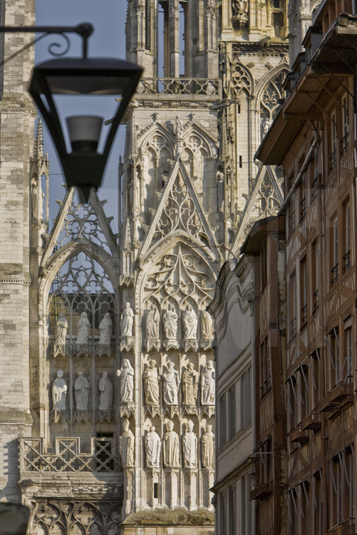 Rouen, centre ville : parvis de la cathédrale Notre Dame vu depuis la rue du Gros Horloge.