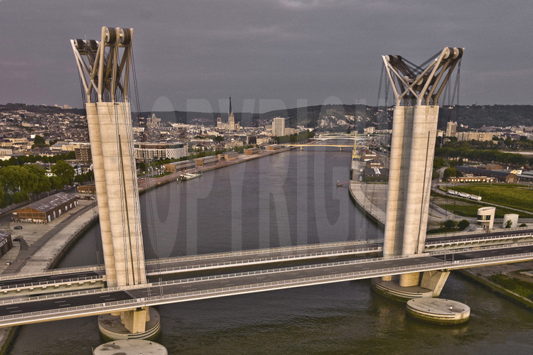 Rouen, pont Flaubert, inauguré le 25 septembre 2008. Il s'agit d'un pont levant d'une portée de 120 mètres et d'une hauteur totale de 86 mètres. Le tirant d'air est de 10 mètres lorsque le tablier est en position basse, compatible avec le passage de péniches, et de 55 mètres au-dessus de la Seine en position haute. Ses caractéristiques en font le plus haut pont mobile au monde. Il reliera l'autoroute A150 au nord direction Barentin/Dieppe) à la rocade sud de Rouen qui rejoint l'autoroute de Normandie. Sa longueur totale, y compris les viaducs d'accès, est de 670 mètres. Altitude 50 m.