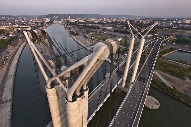 Rouen, pont Flaubert, inauguré le 25 septembre 2008. Il s'agit d'un pont levant d'une portée de 120 mètres et d'une hauteur totale de 86 mètres. Le tirant d'air est de 10 mètres lorsque le tablier est en position basse, compatible avec le passage de péniches, et de 55 mètres au-dessus de la Seine en position haute. Ses caractéristiques en font le plus haut pont mobile au monde. Il reliera l'autoroute A150 au nord direction Barentin/Dieppe) à la rocade sud de Rouen qui rejoint l'autoroute de Normandie. Sa longueur totale, y compris les viaducs d'accès, est de 670 mètres. Altitude 80 m.