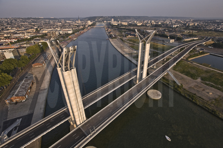 Rouen, pont Flaubert, inauguré le 25 septembre 2008. Il s'agit d'un pont levant d'une portée de 120 mètres et d'une hauteur totale de 86 mètres. Le tirant d'air est de 10 mètres lorsque le tablier est en position basse, compatible avec le passage de péniches, et de 55 mètres au-dessus de la Seine en position haute. Ses caractéristiques en font le plus haut pont mobile au monde. Il reliera l'autoroute A150 au nord direction Barentin/Dieppe) à la rocade sud de Rouen qui rejoint l'autoroute de Normandie. Sa longueur totale, y compris les viaducs d'accès, est de 670 mètres. Altitude 100 m.