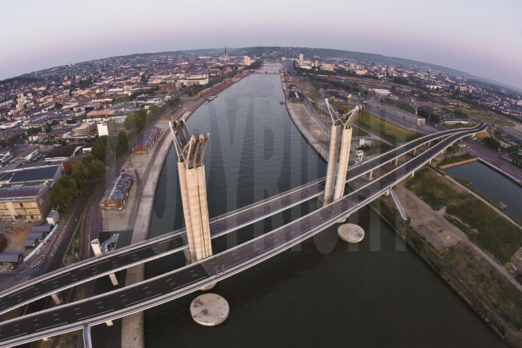 Rouen, pont Flaubert, inauguré le 25 septembre 2008. Il s'agit d'un pont levant d'une portée de 120 mètres et d'une hauteur totale de 86 mètres. Le tirant d'air est de 10 mètres lorsque le tablier est en position basse, compatible avec le passage de péniches, et de 55 mètres au-dessus de la Seine en position haute. Ses caractéristiques en font le plus haut pont mobile au monde. Il reliera l'autoroute A150 au nord direction Barentin/Dieppe) à la rocade sud de Rouen qui rejoint l'autoroute de Normandie. Sa longueur totale, y compris les viaducs d'accès, est de 670 mètres. Altitude 120 m.