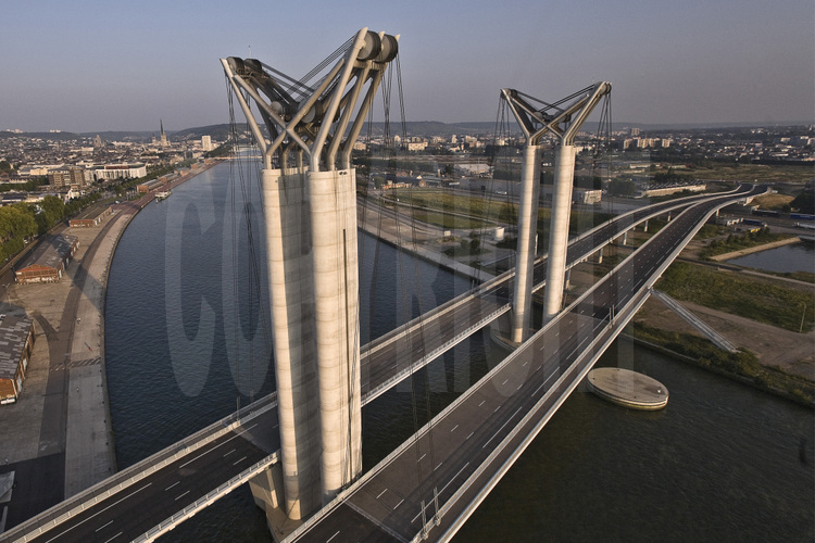 Rouen, pont Flaubert, inauguré le 25 septembre 2008. Il s'agit d'un pont levant d'une portée de 120 mètres et d'une hauteur totale de 86 mètres. Le tirant d'air est de 10 mètres lorsque le tablier est en position basse, compatible avec le passage de péniches, et de 55 mètres au-dessus de la Seine en position haute. Ses caractéristiques en font le plus haut pont mobile au monde. Il reliera l'autoroute A150 au nord direction Barentin/Dieppe) à la rocade sud de Rouen qui rejoint l'autoroute de Normandie. Sa longueur totale, y compris les viaducs d'accès, est de 670 mètres. Altitude 50 m.