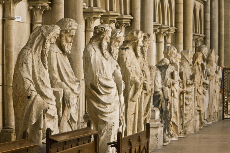 Rouen, intérieur de la cathédrale Notre Dame : statues originelles du parvis, démontées et restaurées après le bombardement de l'édifice, en 1944.