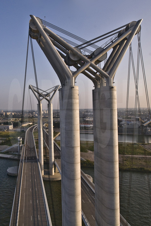 Rouen, pont Flaubert, inauguré le 25 septembre 2008. Il s'agit d'un pont levant d'une portée de 120 mètres et d'une hauteur totale de 86 mètres. Le tirant d'air est de 10 mètres lorsque le tablier est en position basse, compatible avec le passage de péniches, et de 55 mètres au-dessus de la Seine en position haute. Ses caractéristiques en font le plus haut pont mobile au monde. Il reliera l'autoroute A150 au nord direction Barentin/Dieppe) à la rocade sud de Rouen qui rejoint l'autoroute de Normandie. Sa longueur totale, y compris les viaducs d'accès, est de 670 mètres. Altitude 40 m.