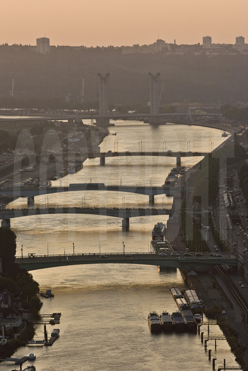 Rouen, les cinq ponts qui enjambent la Seine. En arrière plan, le pont Flaubert, plus haut pont levant d'Europe, inauguré le 25 septembre 2008. Altitude 90 m.