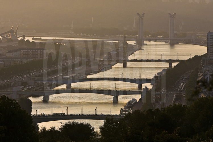 Rouen, les cinq ponts qui enjambent la Seine. En arrière plan, le pont Flaubert, plus haut pont levant d'Europe, inauguré le 25 septembre 2008. Altitude 90 m.