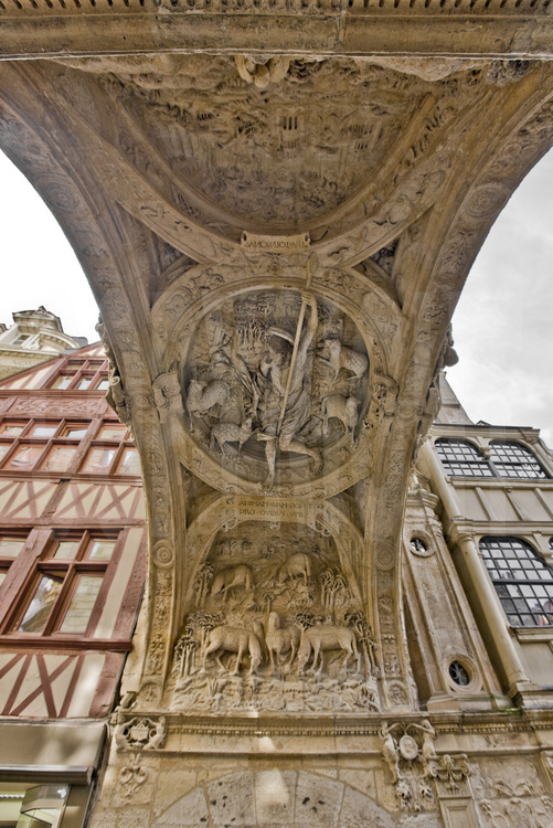 Rouen, centre ville : arche sous le Gros Horloge.