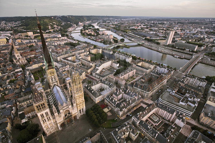 Rouen, la cathédrale Notre Dame et la Seine. Altitude 140 m.