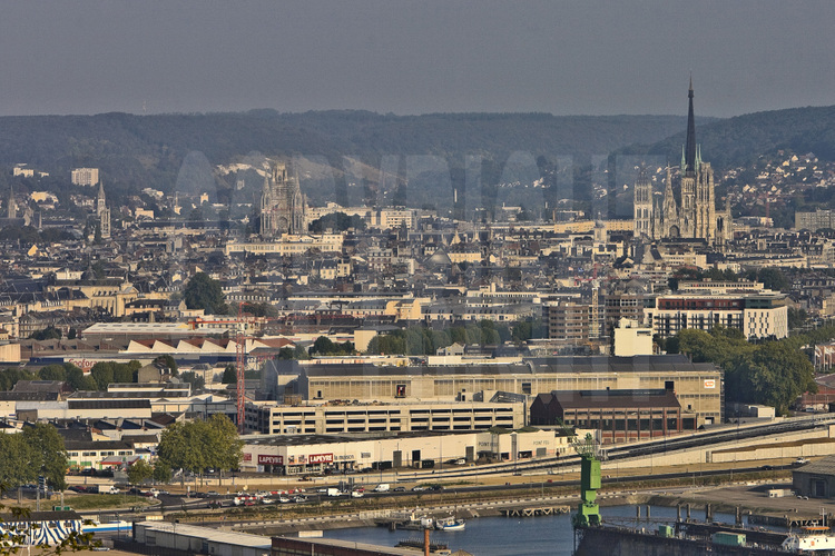 Rouen, vue générale avec l'église St Ouen (à g.) et la cathédrale Notre Dame (à d.).  Au premier plan, le port de commerce. Altitude 70 m.