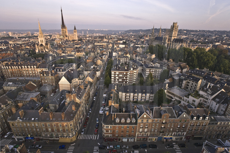 Rouen, vue générale avec la Seine, l'église St Maclou (à g.), la cathédrale Notre Dame et l'église St Ouen (à d.). Altitude 70 m.