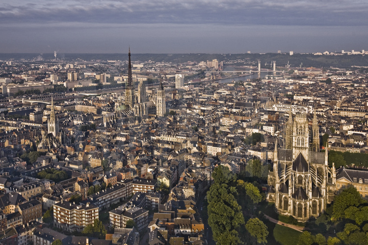 Rouen, vue générale avec la Seine, l'église St Maclou (à g.), la cathédrale Notre Dame et l'église St Ouen (à d.). En arrière plan, le pont Flaubert. Altitude 150 m.