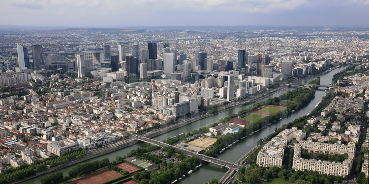 Vue de la Défense avec, au premier plan (de g. à d.), la ville et l'île de Puteaux, la Seine et la ville de Neuilly. En arrière plan (de g. à d.), le quartier de la Défense et la ville de Courbevoie. Altitude 250 mètres.